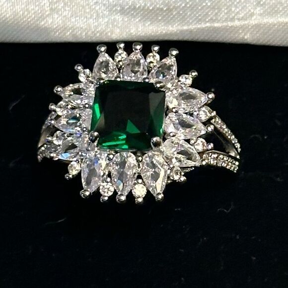 ⭐️NEW⭐️ HUGE GREEN SIMULATED GEMSTONE RING LAB CREATED EMERALD WHITE CZ SQUARE - Picture 1 of 12